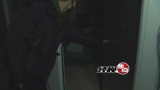 小伙扮客人卖力热场 酒吧欠薪关门白蹦两月？