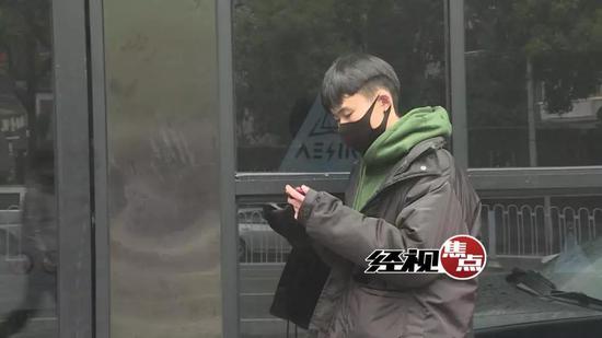 小伙扮客人卖力热场 酒吧欠薪关门白蹦两月？