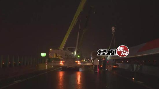 长沙绕城高速大货车抛锚 转运60米长巨型桨叶