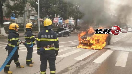 长沙一小车自燃报废，提醒车主注意保养车辆防漏油