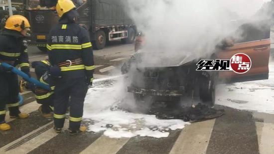 长沙一小车自燃报废,提醒车主注意保养车辆防漏油
