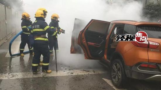 长沙一小车自燃报废，提醒车主注意保养车辆防漏油