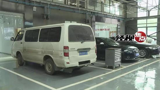 长沙一小车自燃报废，提醒车主注意保养车辆防漏油