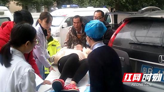 衡阳高速交警打开生命通道急送待产孕妇入院。