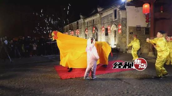 尹良卫和刘玉女是这里的百岁夫妻,携手走过80余年,相知相伴跨越5代人。