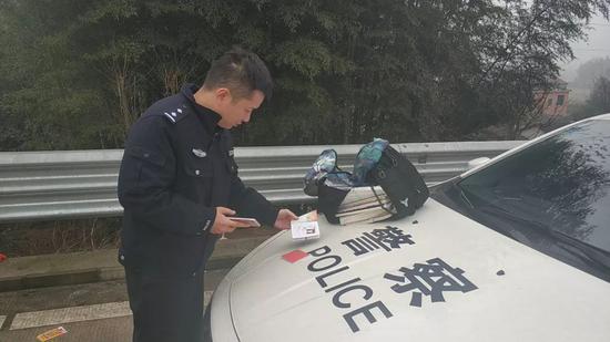 民警将包捡回后交还给了孩子父亲。