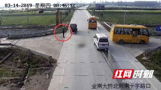 网友表白益阳村警：你站在十字路口的样子 真帅！