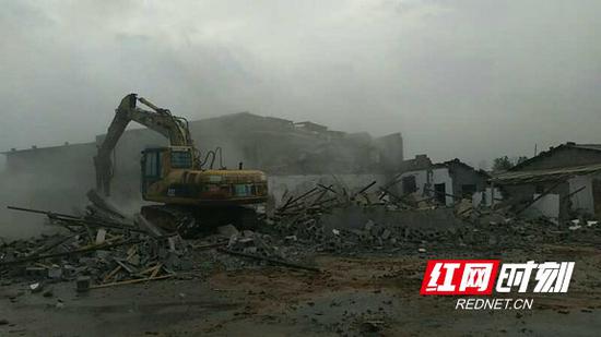 益阳高新区谢林港镇4300平方米违章建筑被依法拆除