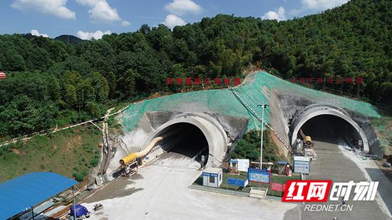 3月22日，长益扩容工程乌山隧道右洞贯通。