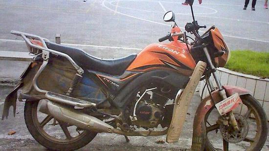 胆大包天 三名小伙子到涟源杨市派出所里偷车