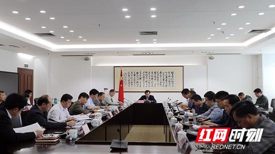 4月8日,湖南省政府召开全省长江入河排污口排查整治专项行动工作会议,推动落实长江保护修复攻坚战行动计划,全面部署全省排查整治工作。