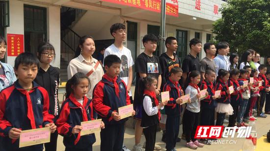 湖南大学出国留学培训基地春日送春风 走进平江县伍市镇白杨小学