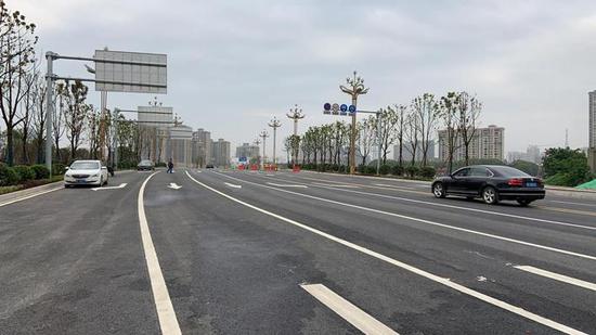 岳阳城区步行街至沿湖大道的路程缩短至原来的一半