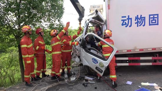 三车连撞 轻卡司机夹在罐车和大货车中间被卡