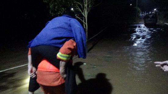 衡阳突降暴雨小车被困洪水中 2人死亡