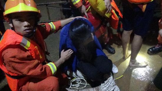 衡阳突降暴雨小车被困洪水中 2人死亡