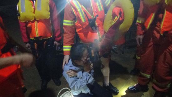 衡阳突降暴雨小车被困洪水中 2人死亡