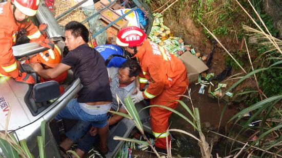 永州一货车与小轿车迎头相撞 消防人员迅速救出被困者