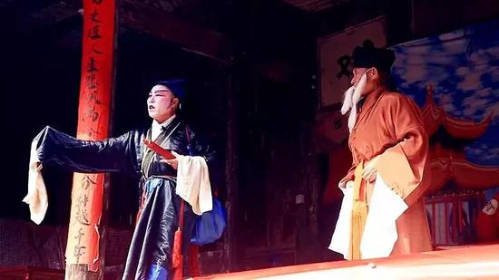 庙下古村演员在戏台上表演。图|欧阳常海