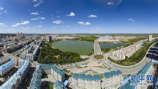 8月29日无人机拍摄的满洲里市中心北湖公园附近城市景观(全景照片)。满洲里市位于呼伦贝尔大草原腹地。 新华社记者沈伯韩摄