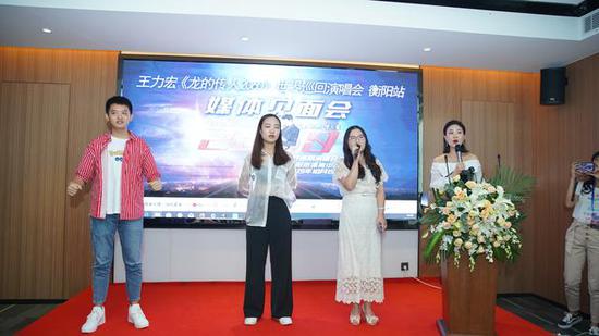(粉丝听伴奏接唱歌曲)