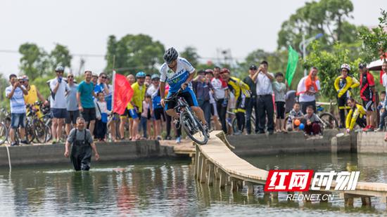 红星村化身“网红村”,吸引众多游客“打卡”,乡村旅游人气十足。