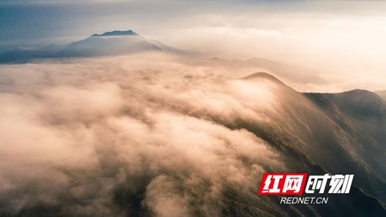 10月18清早，南岳衡山祝融峰顶，云雾缭绕，烟波浩荡。