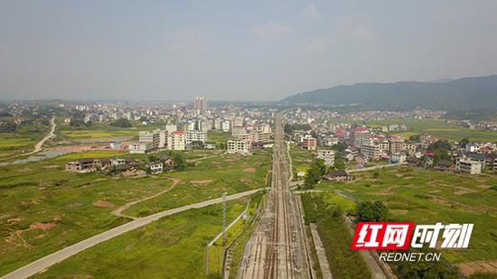  2014年12月16日，地处新化县西南角的洋溪镇，迎来了穿境而过的第一列高铁。