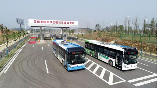 目前,测试区实现了园区及7.8公里开放道路智慧公交示范线“封闭”+“开放”测试道路5G信号全覆盖