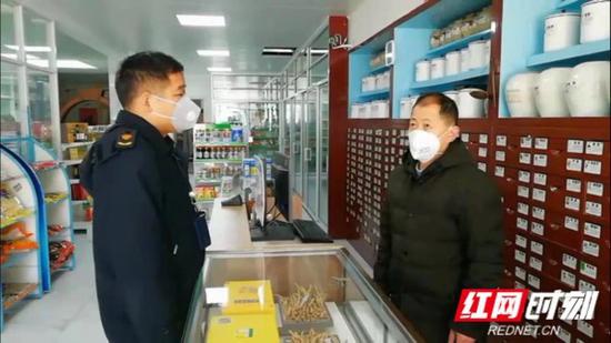 1月29日,邓革来(左)在辖区内的药店巡查。