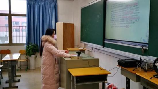 广益中学的老师在教室为孩子们在线直播授课