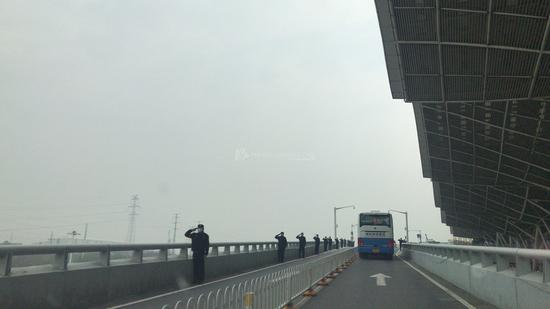  　武汉高铁站工作人员为湖南医疗队送行。