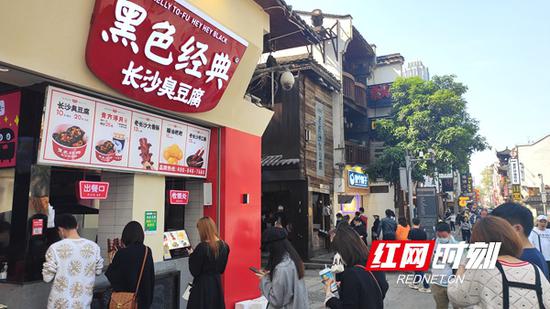 　长沙太平街，大家排队购买臭豆腐。