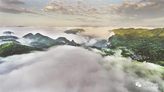 ▲矮寨坡头,日出盛景。
