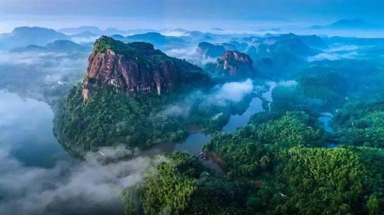 如果可以我愿意在人间贩卖飞天山的美景，只为与更多人分享，让更多人看到这一场山水绝美。