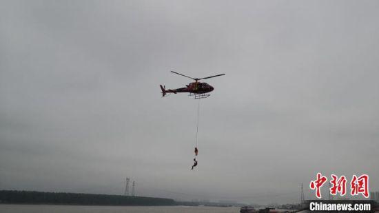 群众“落水”，无人机、直升机迅速飞往救援地点。　丁鹏志 摄
