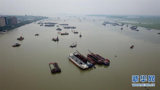 7月5日拍摄的岳阳洞庭湖主航道（无人机照片）。 受持续强降雨和上游来水影响，洞庭湖城陵矶水位持续上涨。水文监测数据显示，截至7月5日16时，洞庭湖城陵矶水位达到32.75米，超警戒水位0.25米。当地防汛部门正严密监控水情雨情，备好防汛物资并加强应急值守，力争安全度汛。 新华社记者 陈泽国 摄