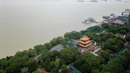 7月13日拍摄岳阳楼景区，旁边的洞庭湖处于超警戒水位状态（无人机照片）。  新华社记者 陈泽国 摄