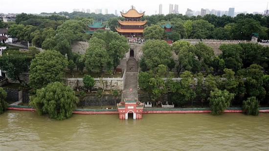 7月13日,岳阳楼景区的“点将台”(下)被洞庭湖湖水浸泡(无人机照片)。 新华社记者 陈泽国 摄