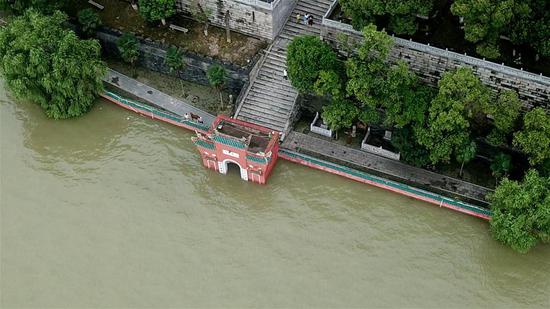 7月13日，岳阳楼景区的“点将台”被洞庭湖湖水浸泡（无人机照片）。 新华社记者 陈泽国 摄