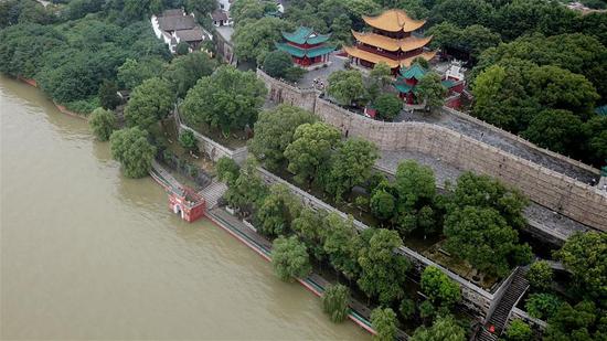 7月13日，岳阳楼景区的“点将台”（左下）被洞庭湖湖水浸泡（无人机照片）。 新华社记者 陈泽国 摄