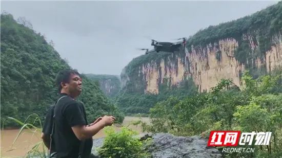 ▲7月8日,慈利县无人机作业勘查公路安全隐患