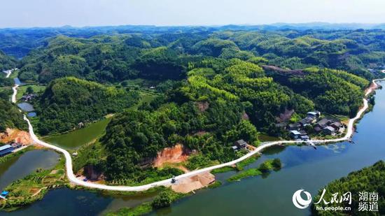 便江村的通组公路。段飞鹏 摄