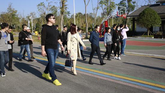 (“洞庭湖畔看小康”网络媒体记者在南湖新区采访)