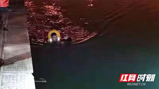 　　消防救援人员跳入寒冷水中救人