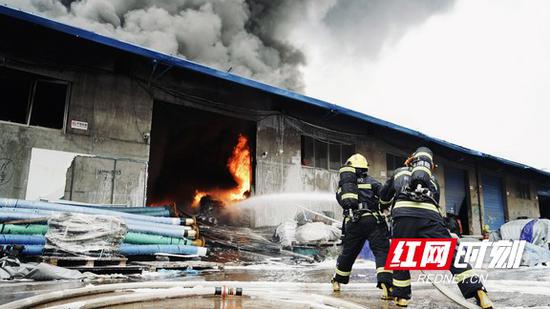 现场起火建筑为单层框架结构仓库，燃烧物质主要为橡胶卷。