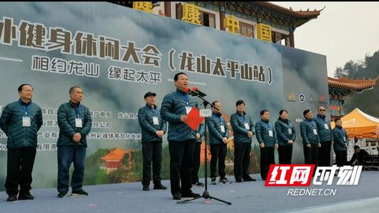 叶红专宣布比赛开幕。