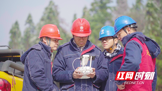 观冰人员用无人机监测覆冰情况。