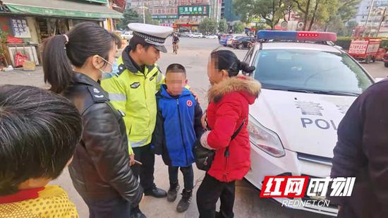 民警将男童护送回家。