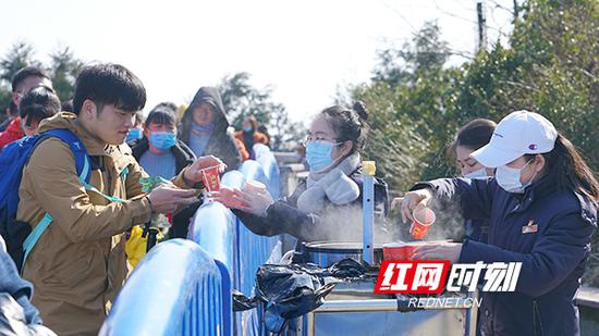 为让游客高兴而来、满意而归,南岳区1000余名干部职工24小时坚守在一线值班值勤,3000余名“衡阳群众”志愿者活跃在景区内。